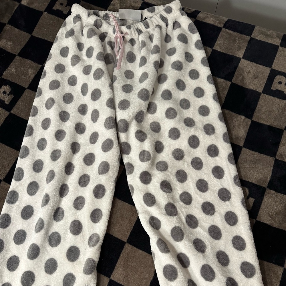 Women’s Milk Lounge white and grey polka dot fuzzy pyjama pants size medium